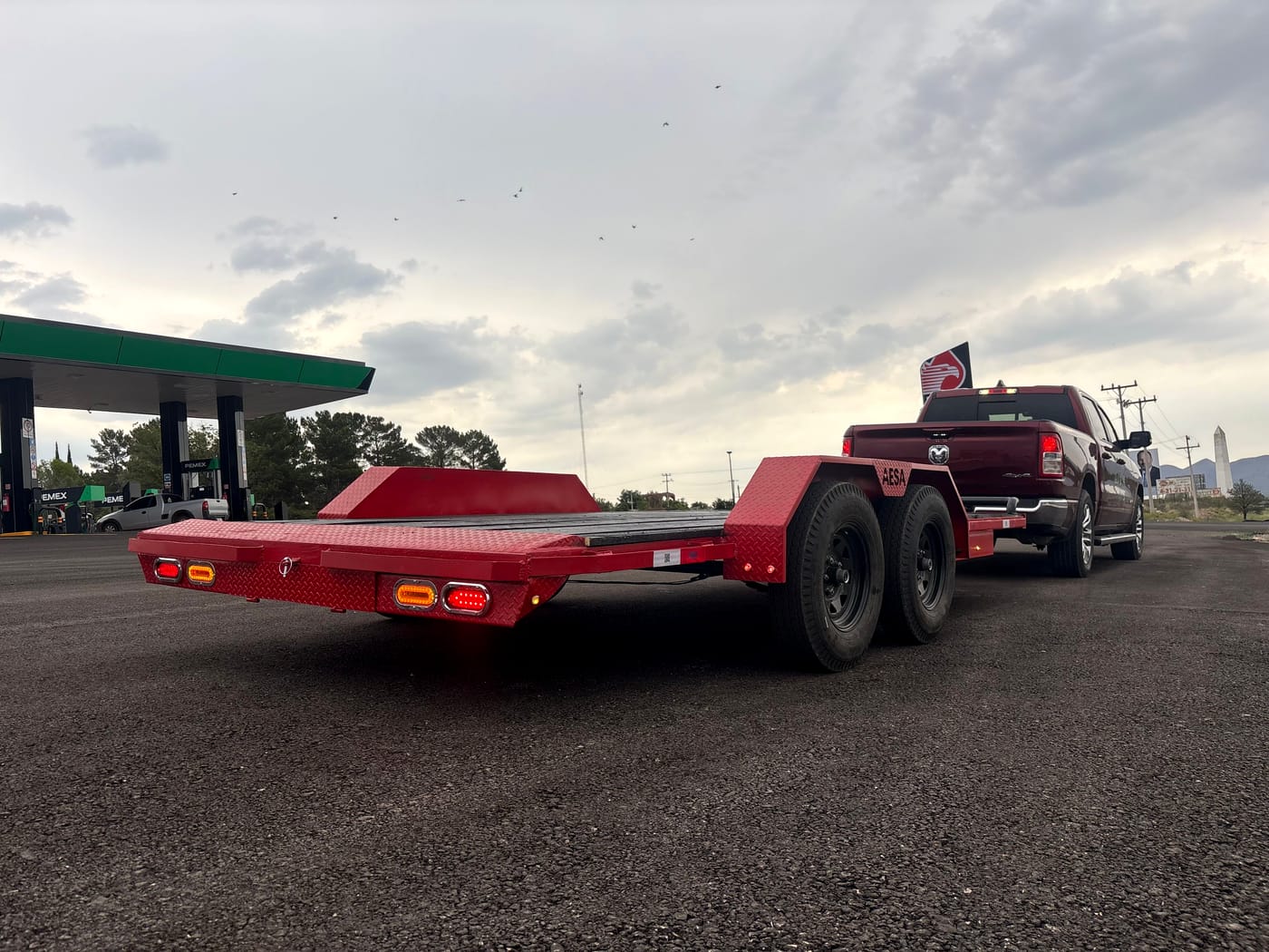 Parte trasera del car hauler rojo con luces LED