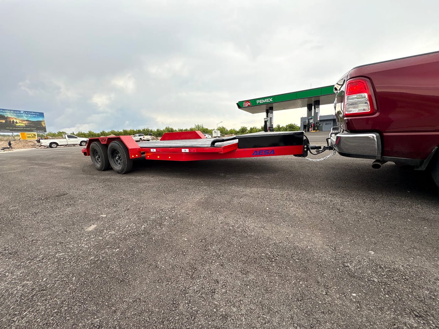 Car hauler rojo enganchado, vista lateral desde el frente