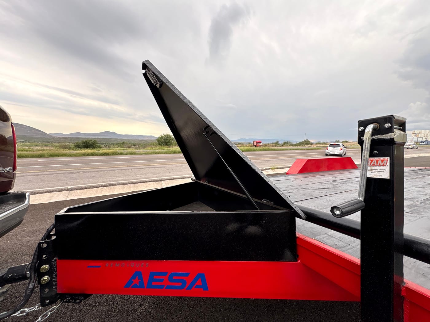 Caja de herramientas y gato de apoyo del car hauler