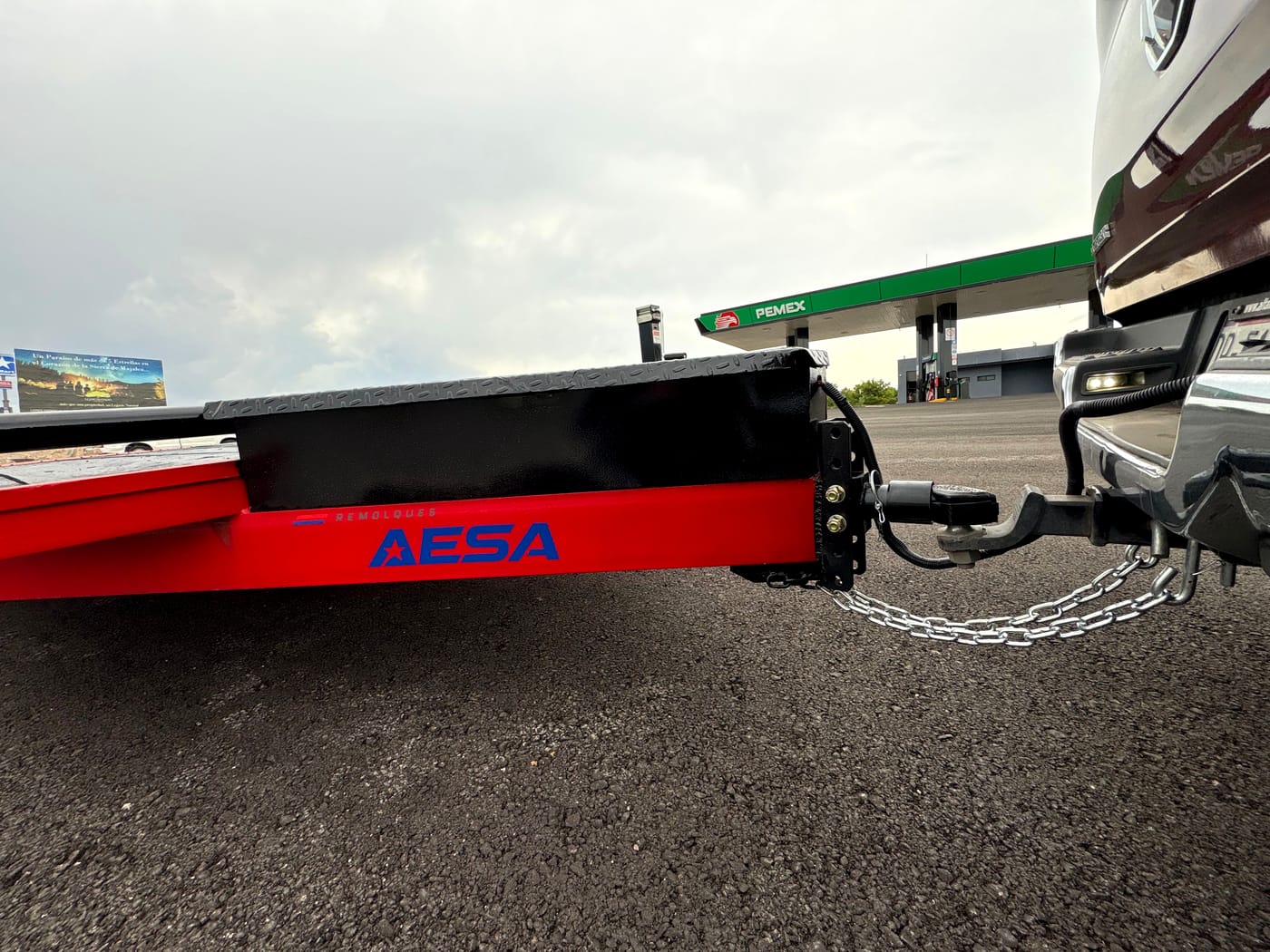 Frente del car hauler con logotipo AESA y cadenas de seguridad
