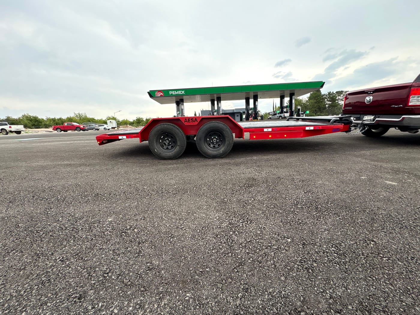Car hauler rojo tándem, vista lateral completa