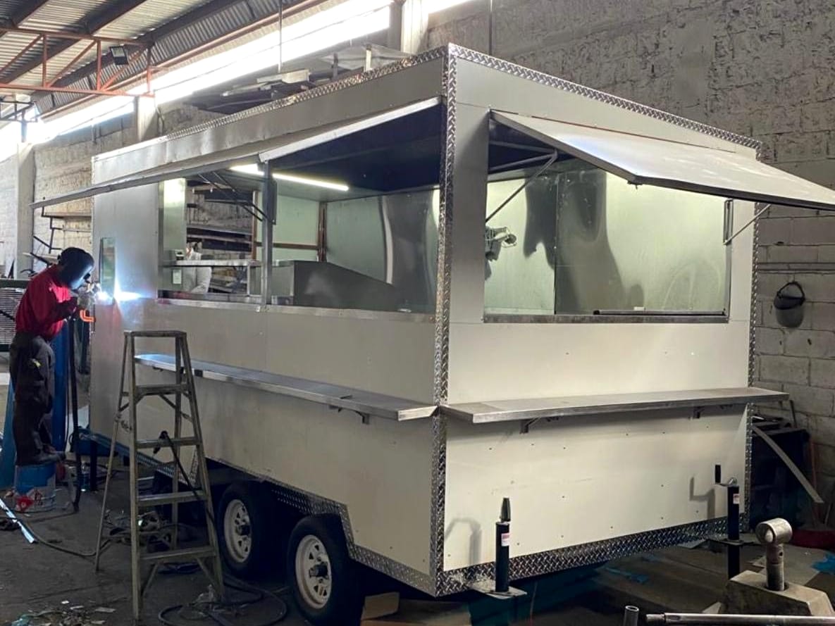 Food trailer de acero inoxidable en fabricación