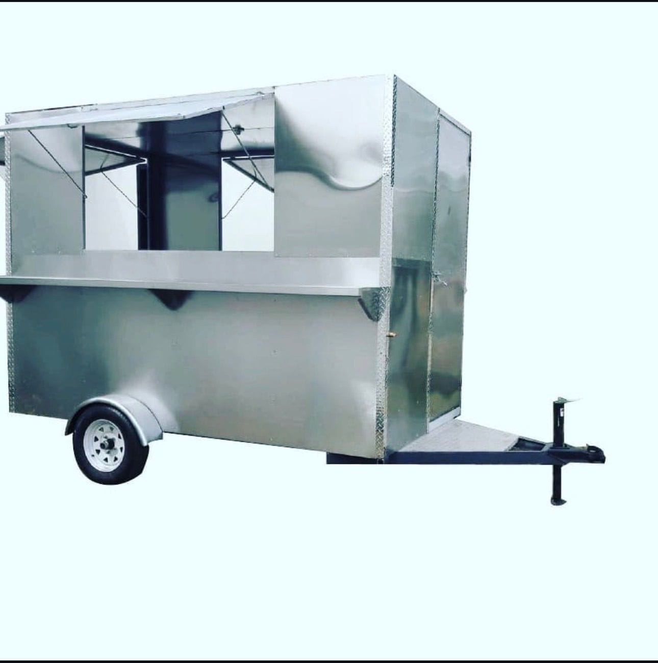 Food trailer compacto de un eje sobre fondo blanco