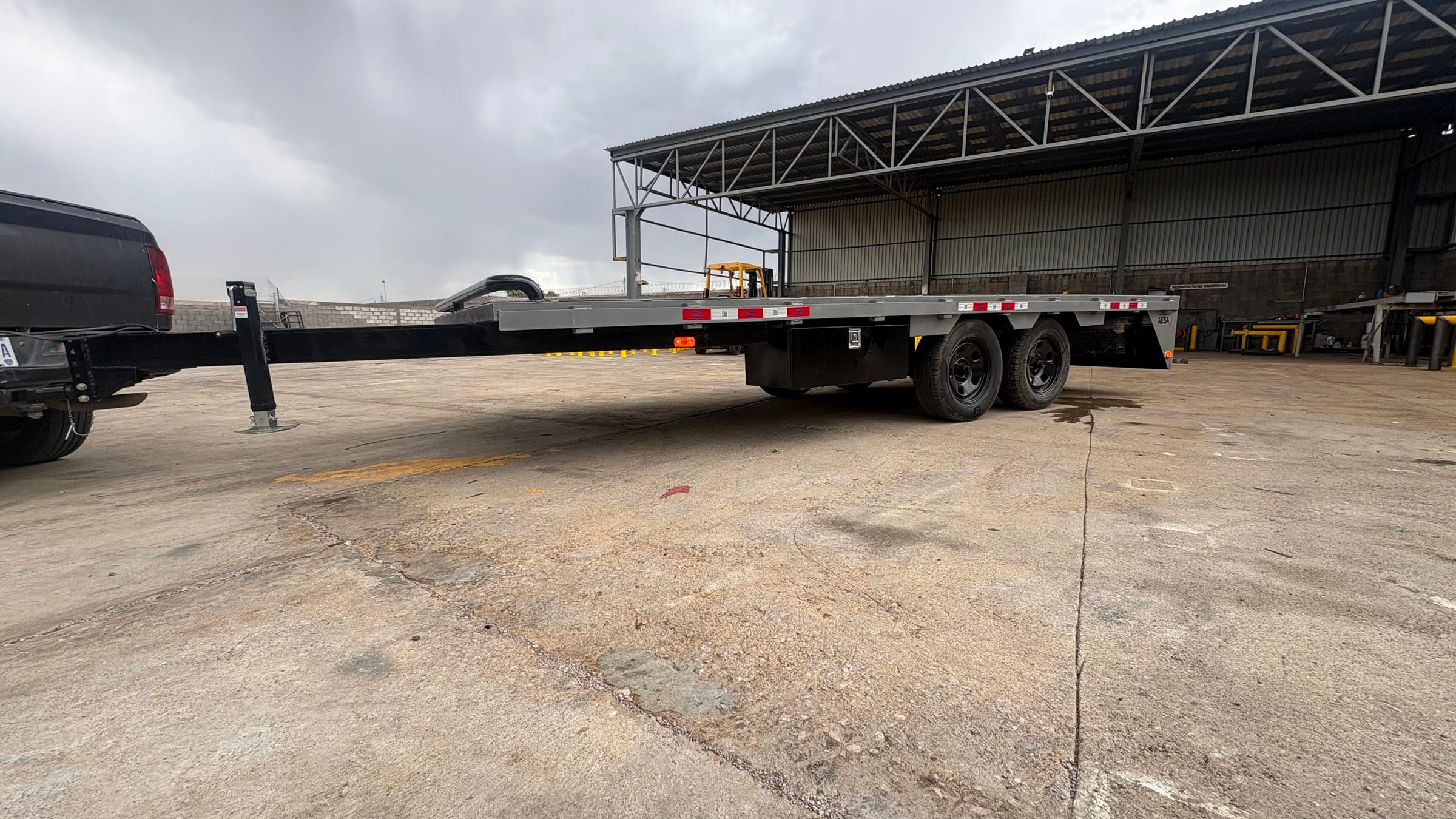 Plataforma tándem enganchada a una pickup en el patio de AESA