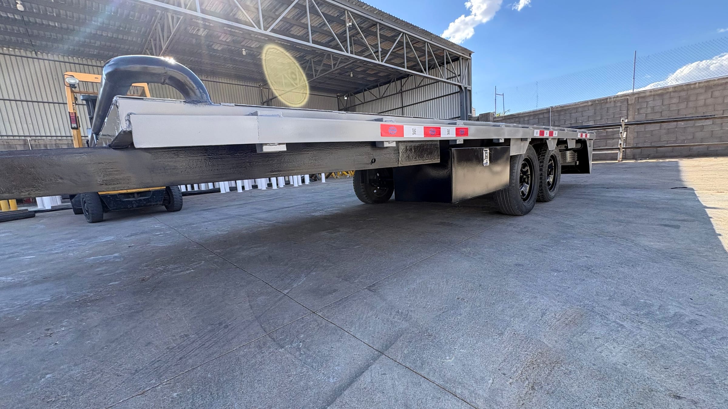 Plataforma de acero recién terminada frente a la nave de producción