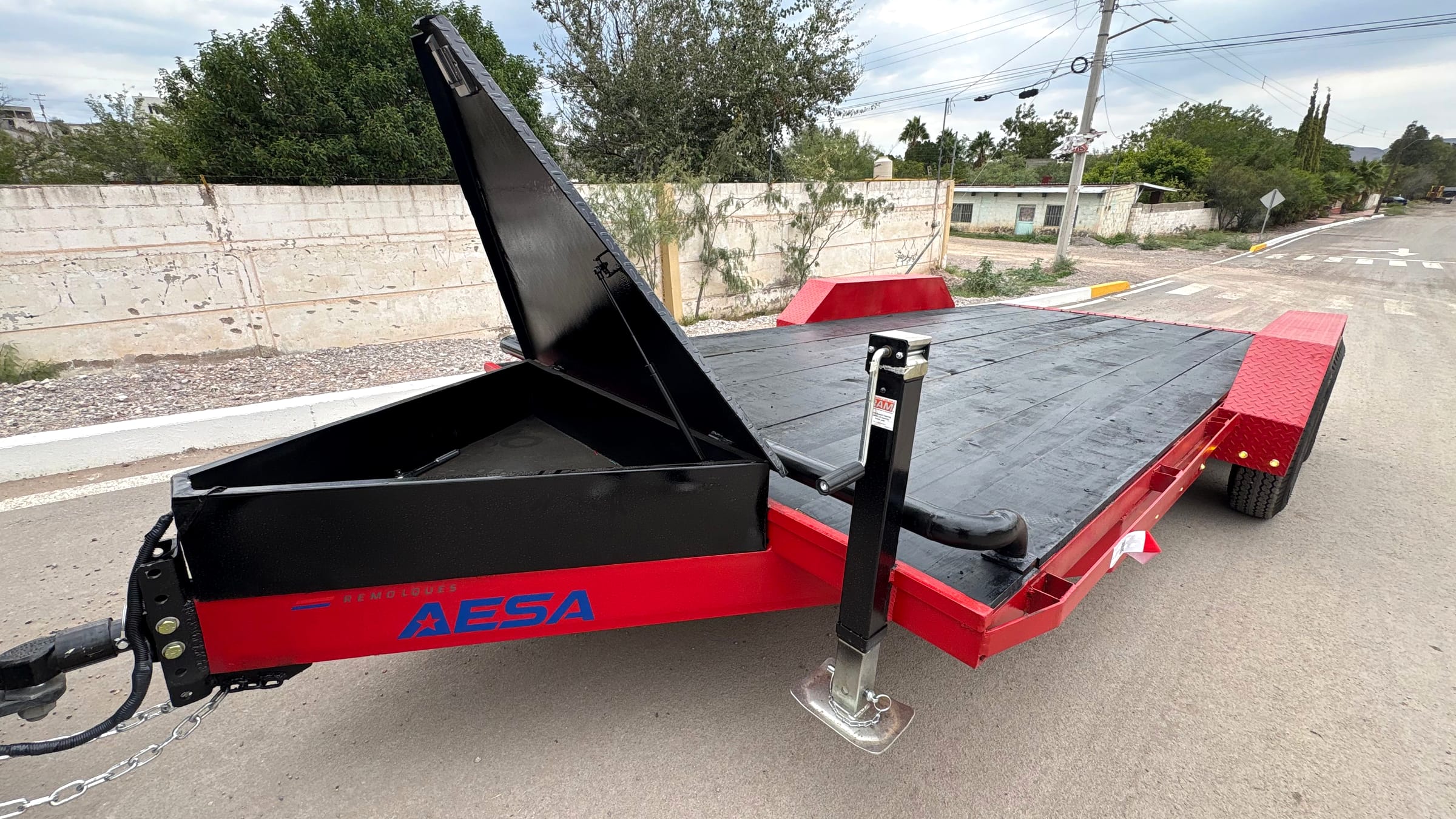 Remolque car hauler rojo con caja de herramientas al frente
