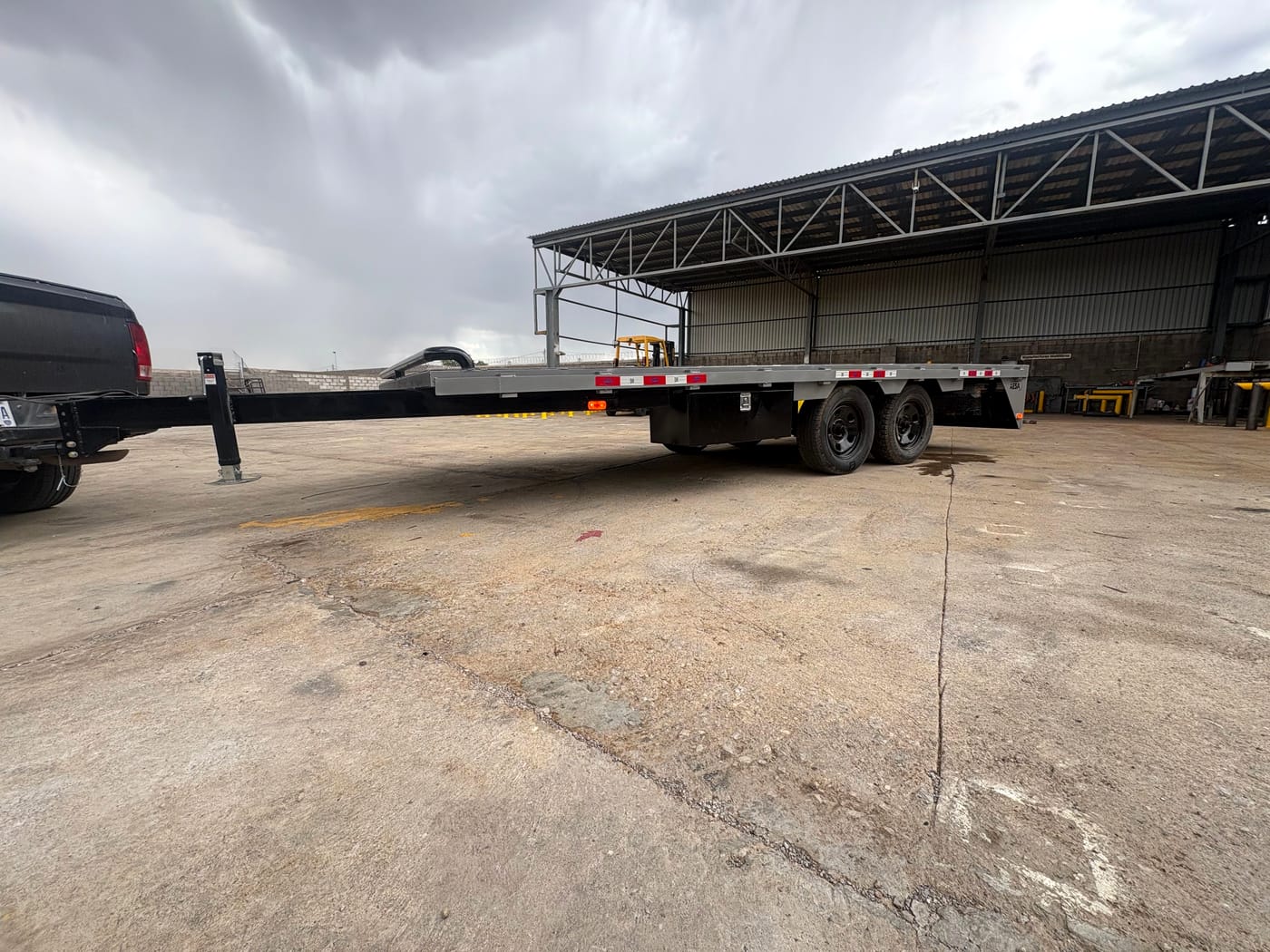 Plataforma tándem enganchada a una pickup, vista lateral
